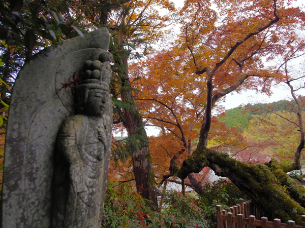 延命寺のお地蔵さまと紅葉