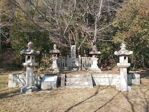 通法寺跡にある源頼義の墓