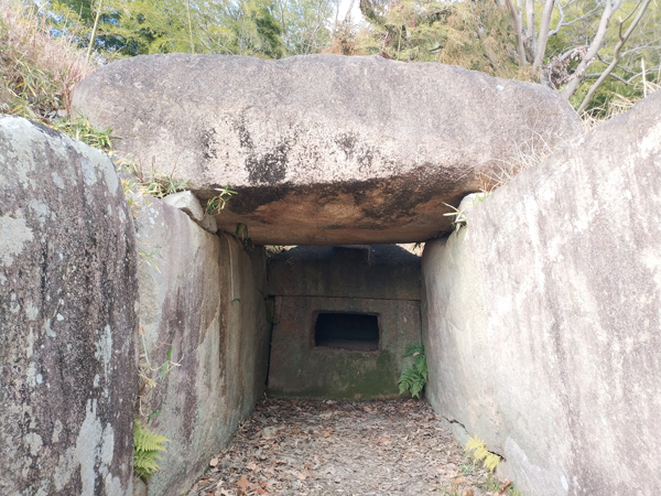 お亀石古墳の石槨内部