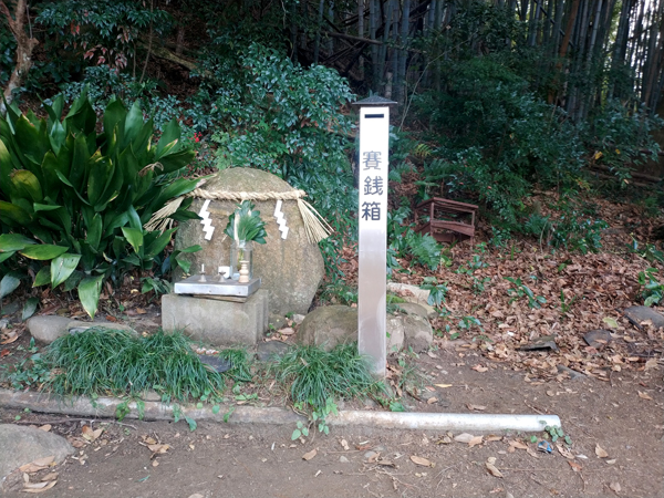 腰神神社の石