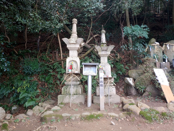 腰神神社の宝篋印塔