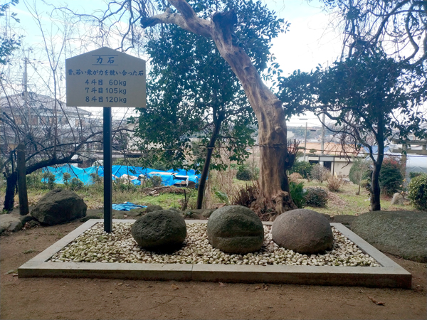 腰神神社の力石