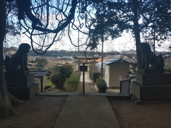 腰神神社の境内