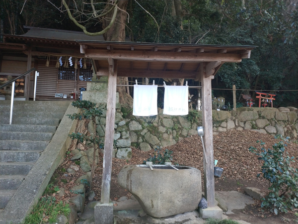 腰神神社の手水舎