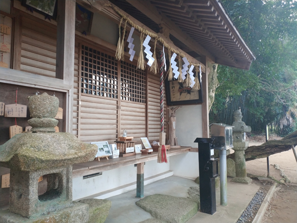 腰神神社の絵馬殿