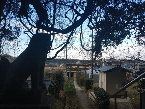 腰神神社の境内