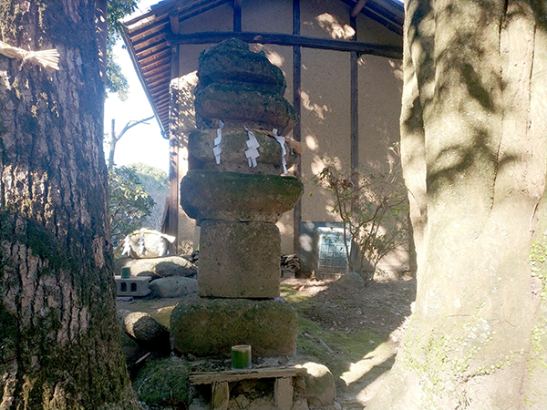 鴨習太神社の石塔