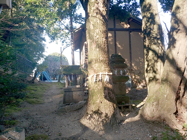 鴨習太神社一言主神社と石塔