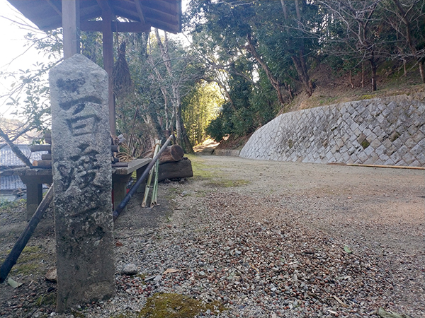 鴨習太神社の百度石