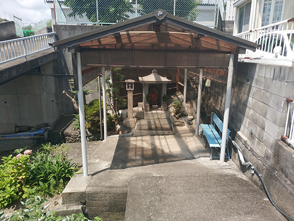 晴明塚の近くにある地蔵堂