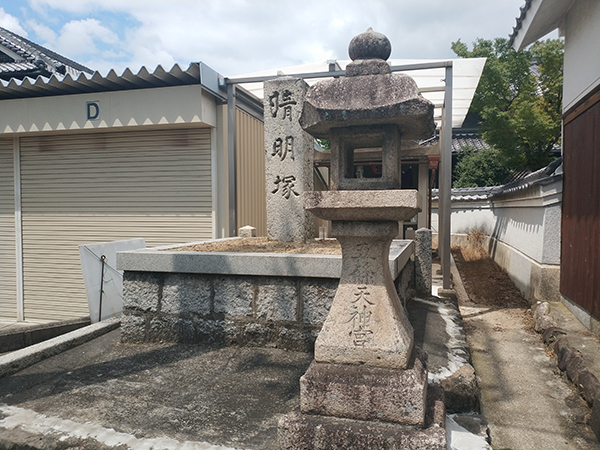 晴明塚の前にある灯籠