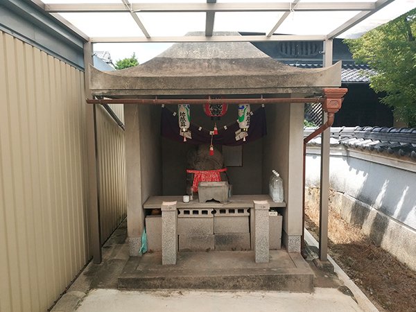 晴明塚の裏にある地蔵堂