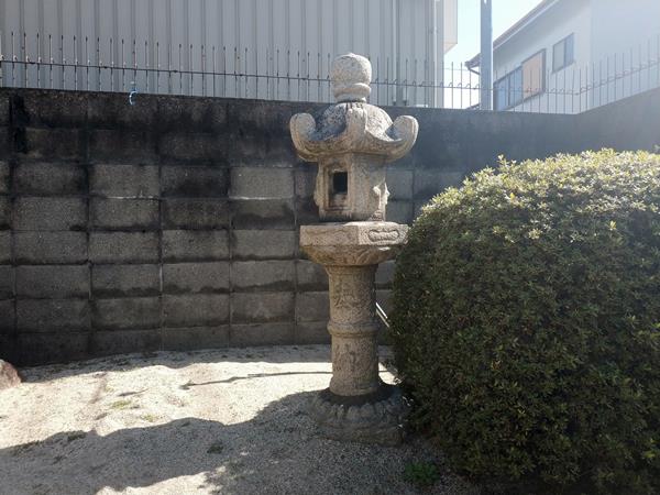櫟本神社の灯篭1