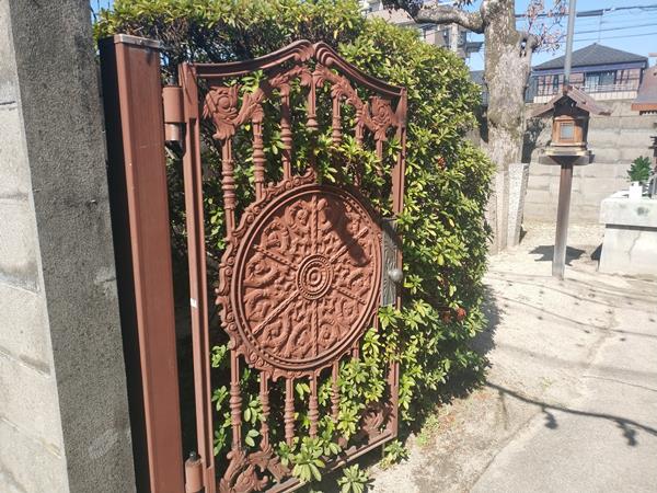櫟本神社の左鉄扉