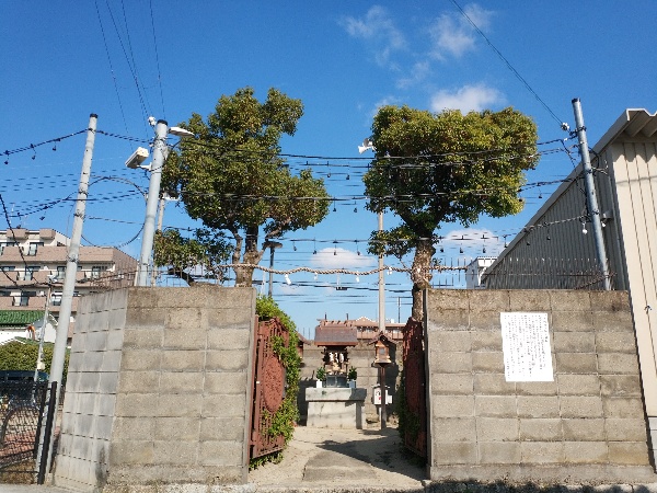 櫟本神社の全景