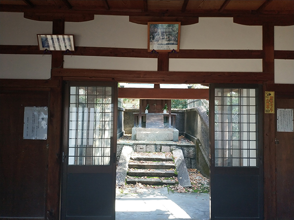 板茂神社前の拝殿内