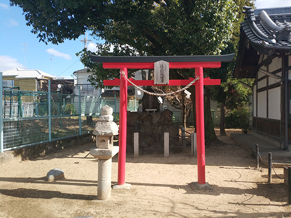 板茂神社境内にある春駒大明神