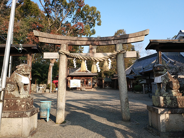 西代神社の鳥居と狛犬