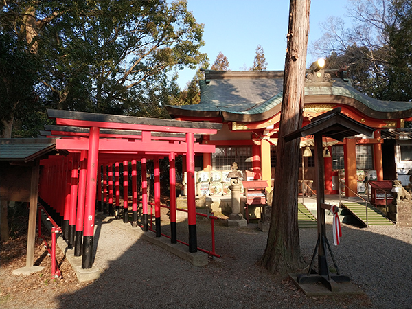 西代神社の稲荷神社と拝殿