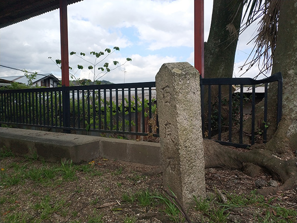 御旅所古墳の百度石