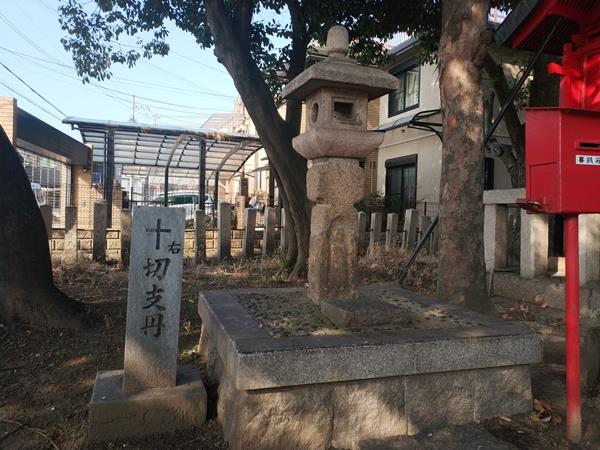 熱田神社の切支丹灯篭1