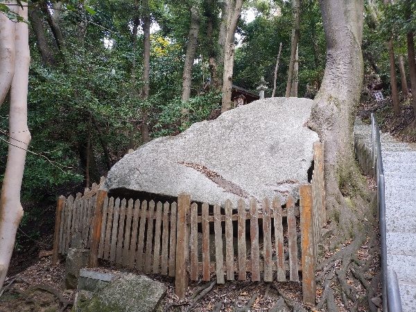 河南町の磐船神社にある磐船とされる巨石