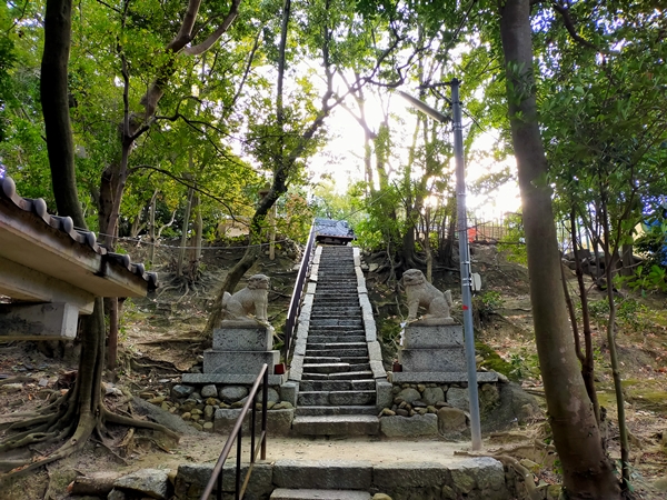 五軒家神社の参道2