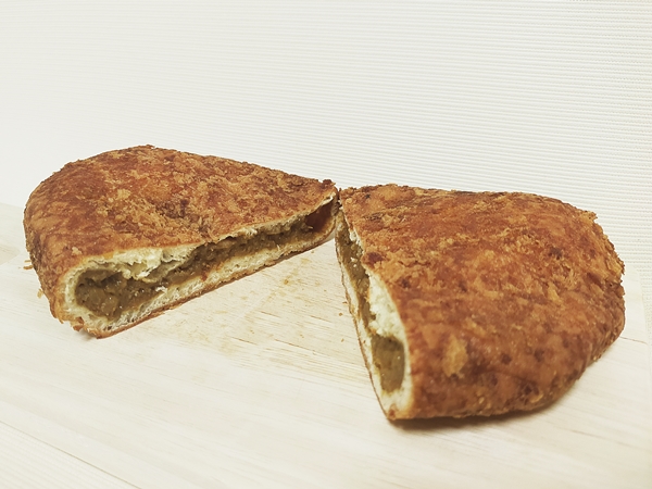 カレーライスの入った大きなカレーパン