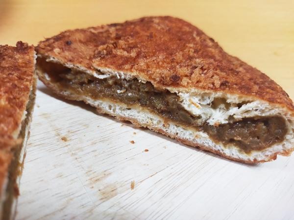 カレーライスの入った大きなカレーパン
