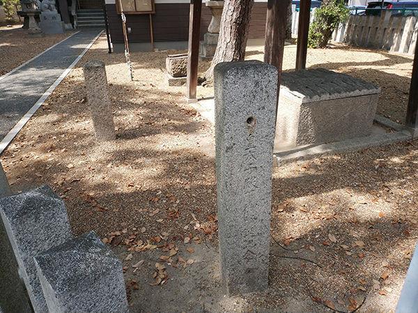 正井殿の百度石02