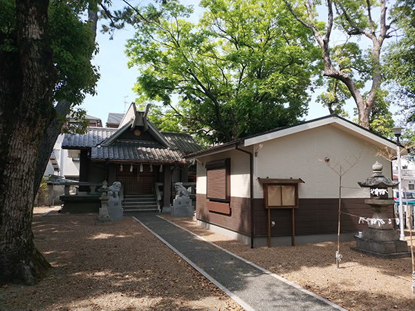 正井殿の境内