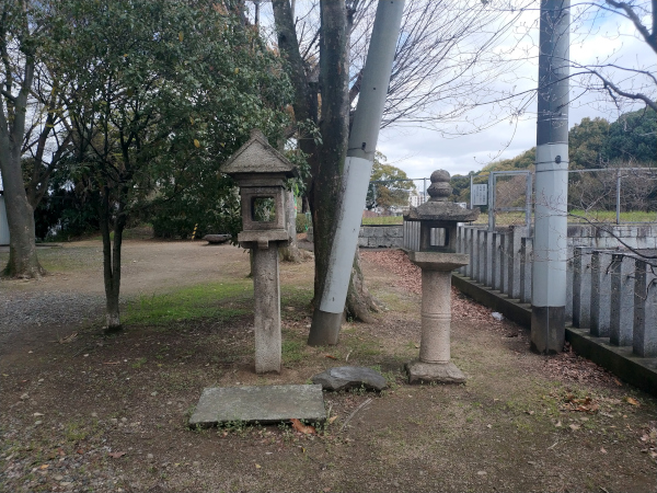 古室八幡神社の灯篭