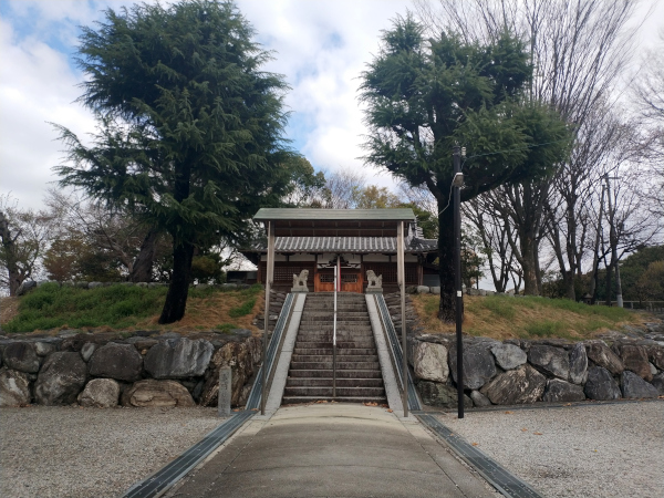 古室八幡神社の境内