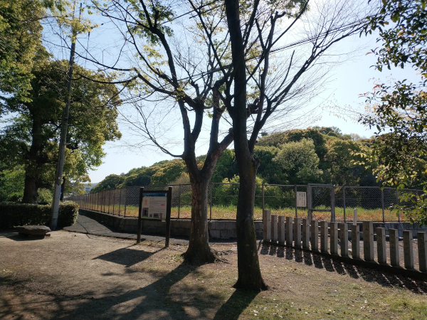 古室八幡神社の裏手にある仲津山古墳
