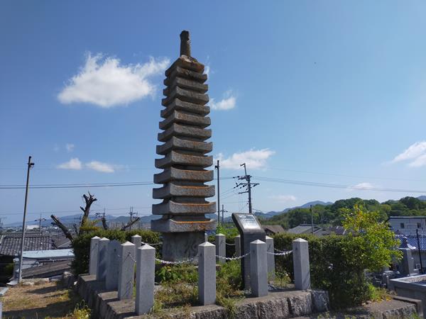 板持十三重塔