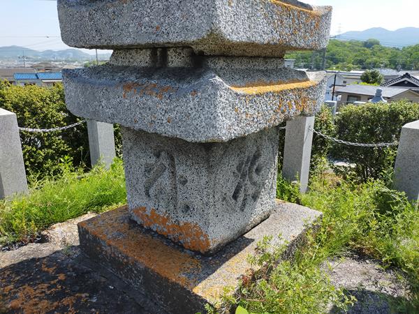 板持十三重塔