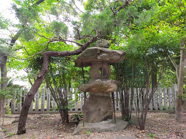 野々上八幡神社にある灯篭
