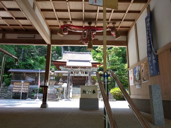 烏帽子形八幡神社の拝殿