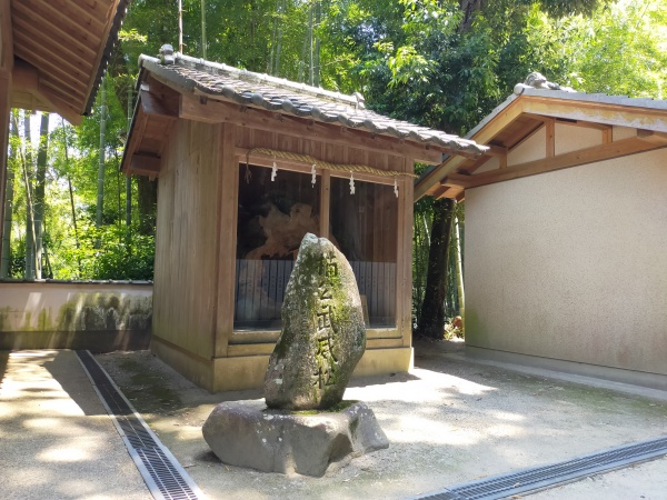 烏帽子形八幡神社の楠公武威松