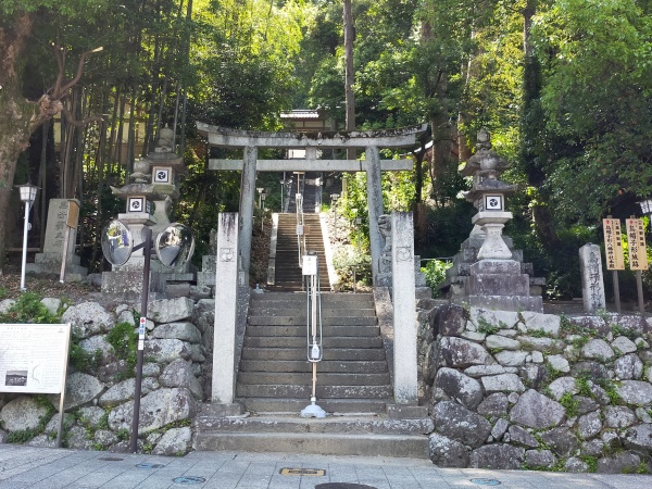 烏帽子形八幡神社の入口