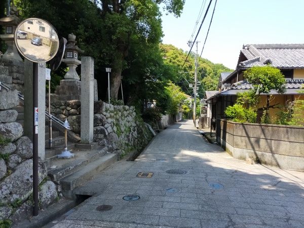 烏帽子形八幡神社前の高野街道