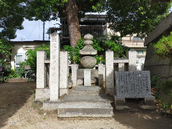 八尾市の常光寺にある八尾顕幸の墓