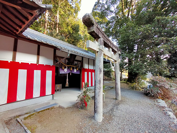 流谷八幡神社の拝殿と鳥居