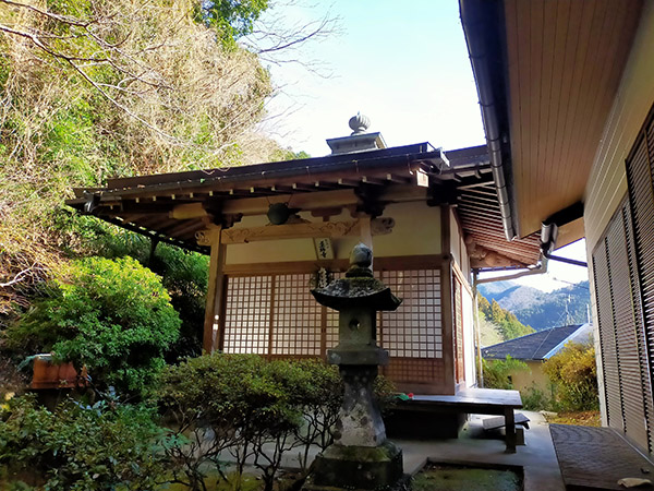 流谷八幡神社にある薬師寺