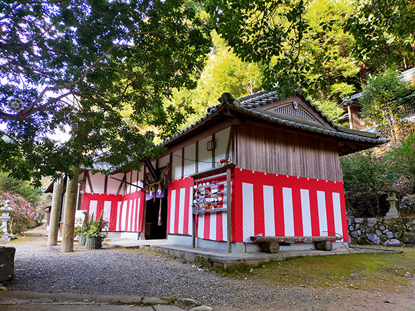 流谷八幡神社の拝殿