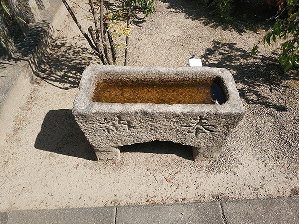 碓井八坂神社の水盤