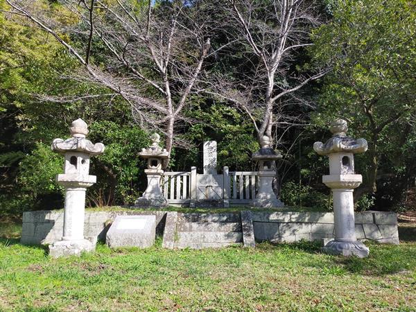 通法寺跡にある源頼義の墓
