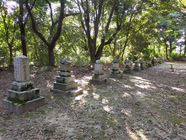 通法寺跡近くにある歴代住職の墓
