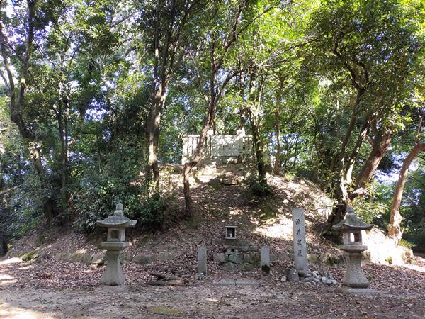 通法寺跡近くにある源義家の墓