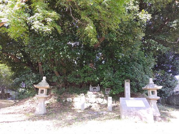 通法寺跡近くにある源頼信の墓